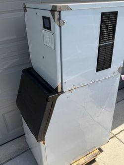 Ice machine makes 400 ibs
