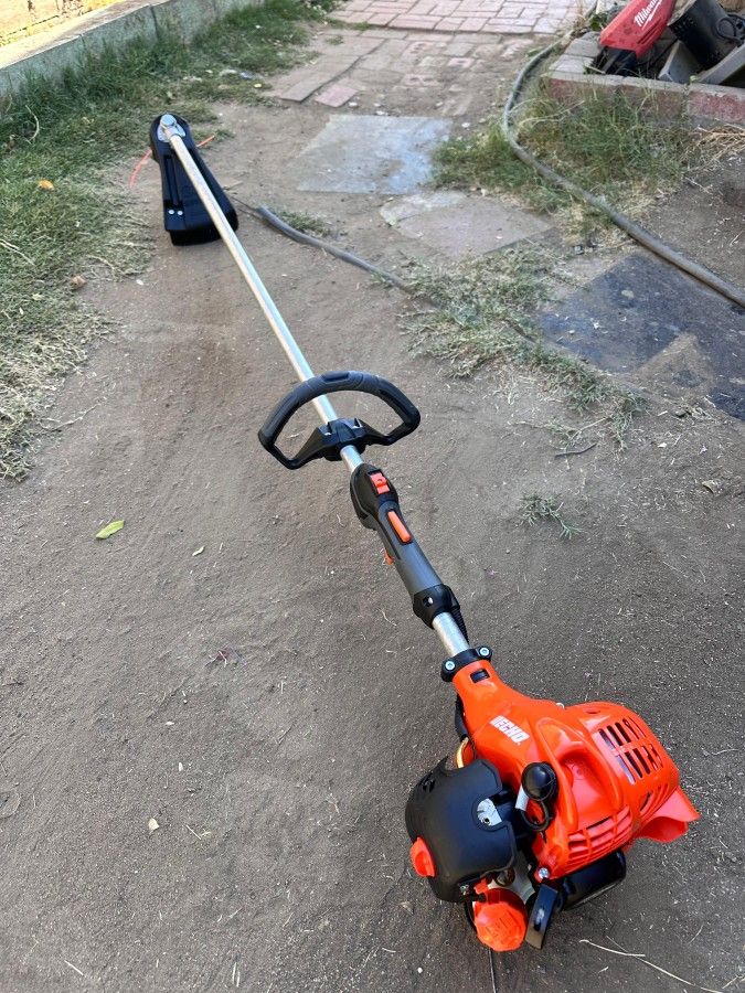 ECHO
21.2 cc Gas 2-Stroke Straight Shaft String Trimmer