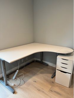 Desk ***FREE***Dimentions64x60x32