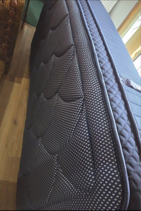 Twin XL Dreamcloud Luxe Memory Foam Mattress - Like New