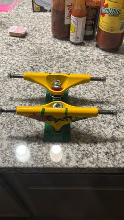 Venture 5.6 skateboard trucks