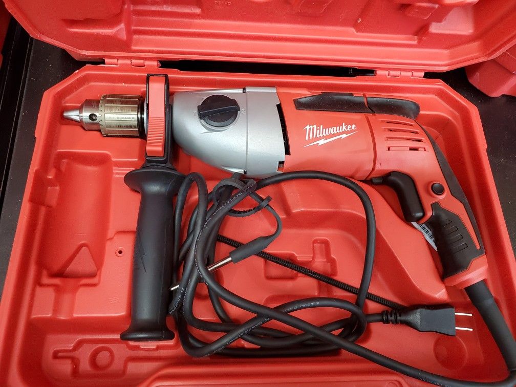 Milwaukee 1/2" hammer drill in hard case like new only 75$ 2 speed