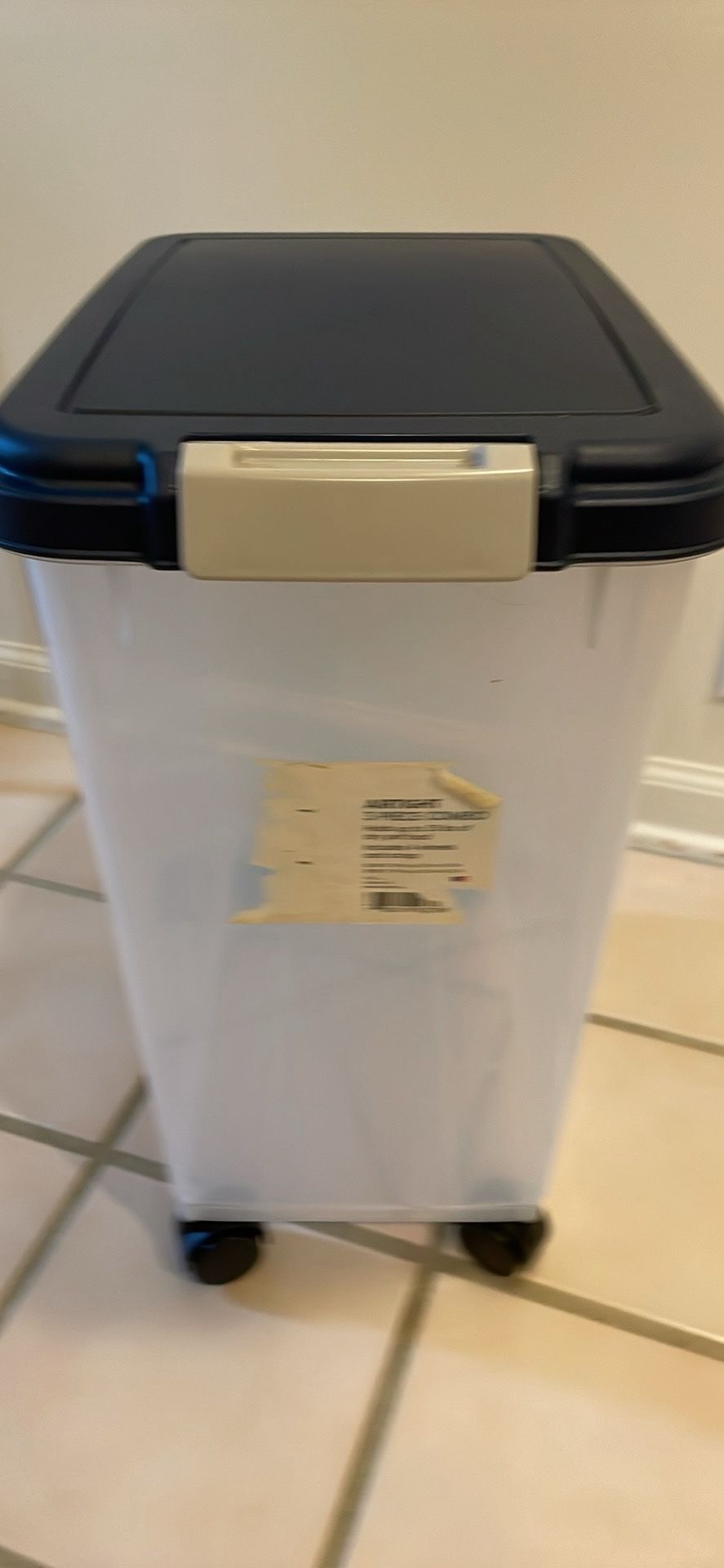 IRIS Airtight Pet Food Storage Container- 35 lbs