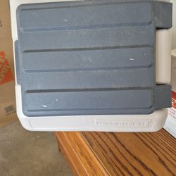 Dog food bin holds 50 pounds