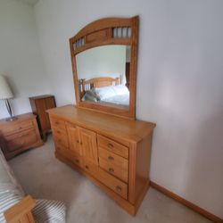 Solid Wood Bedroom Set. Excellent Condition 