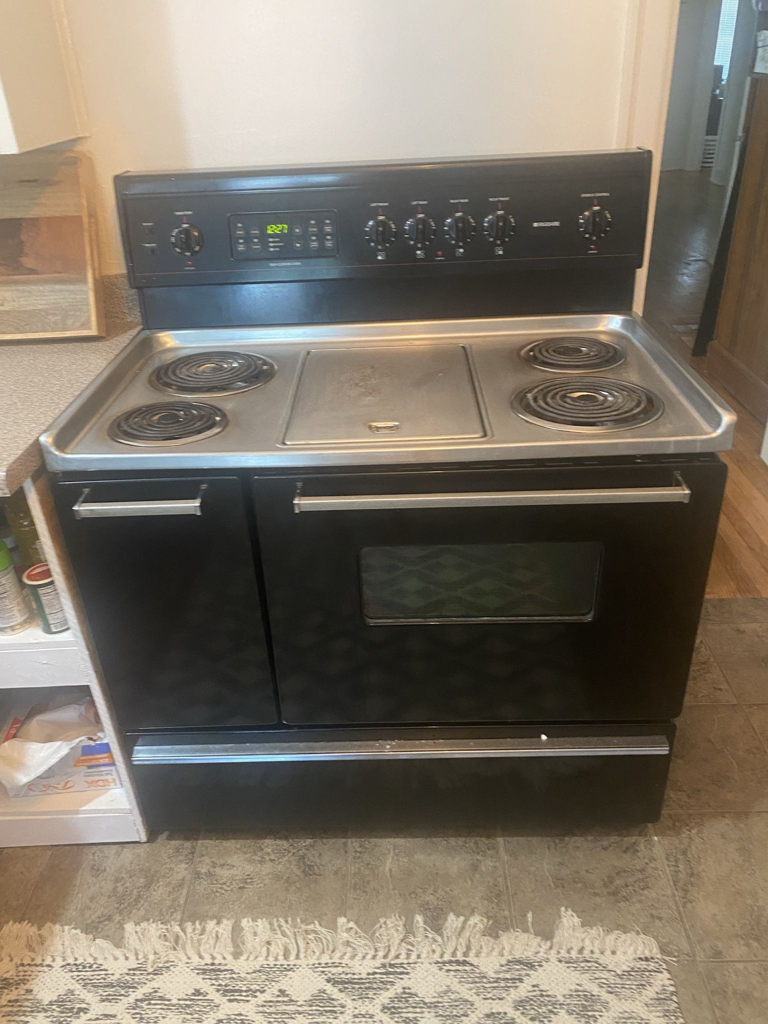 Frigidaire Electric Stove/oven