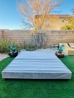 BEAUTIFUL CALIFORNIA KING PLATFORM BED FOUNDATION/BED FRAME ( FREE DELIVERY 🚚 FIRST FLOOR ) GREAT CONDITION 👌🏻🥰