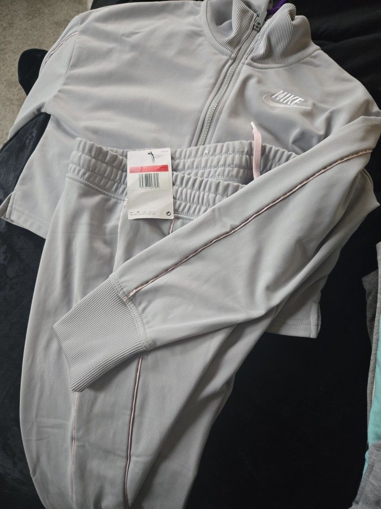 Girls Size 10/12 Nike Brand New