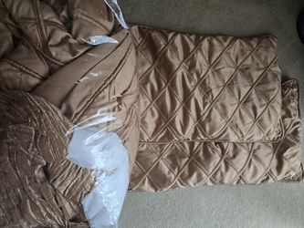 Cal King Comforter, Dust Ruffle, 2 CK Shams 