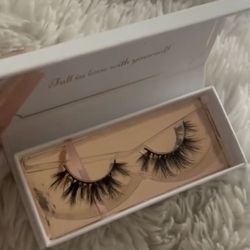 I Sell Lashes , Lmk If You’re Interested! 