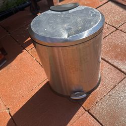 Metal Trash can With Step