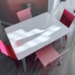 KIDS TABLE + 4 CHAIRS