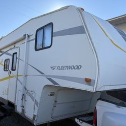 2005 Fleetwood Pegasus 26’ 5th Wheel