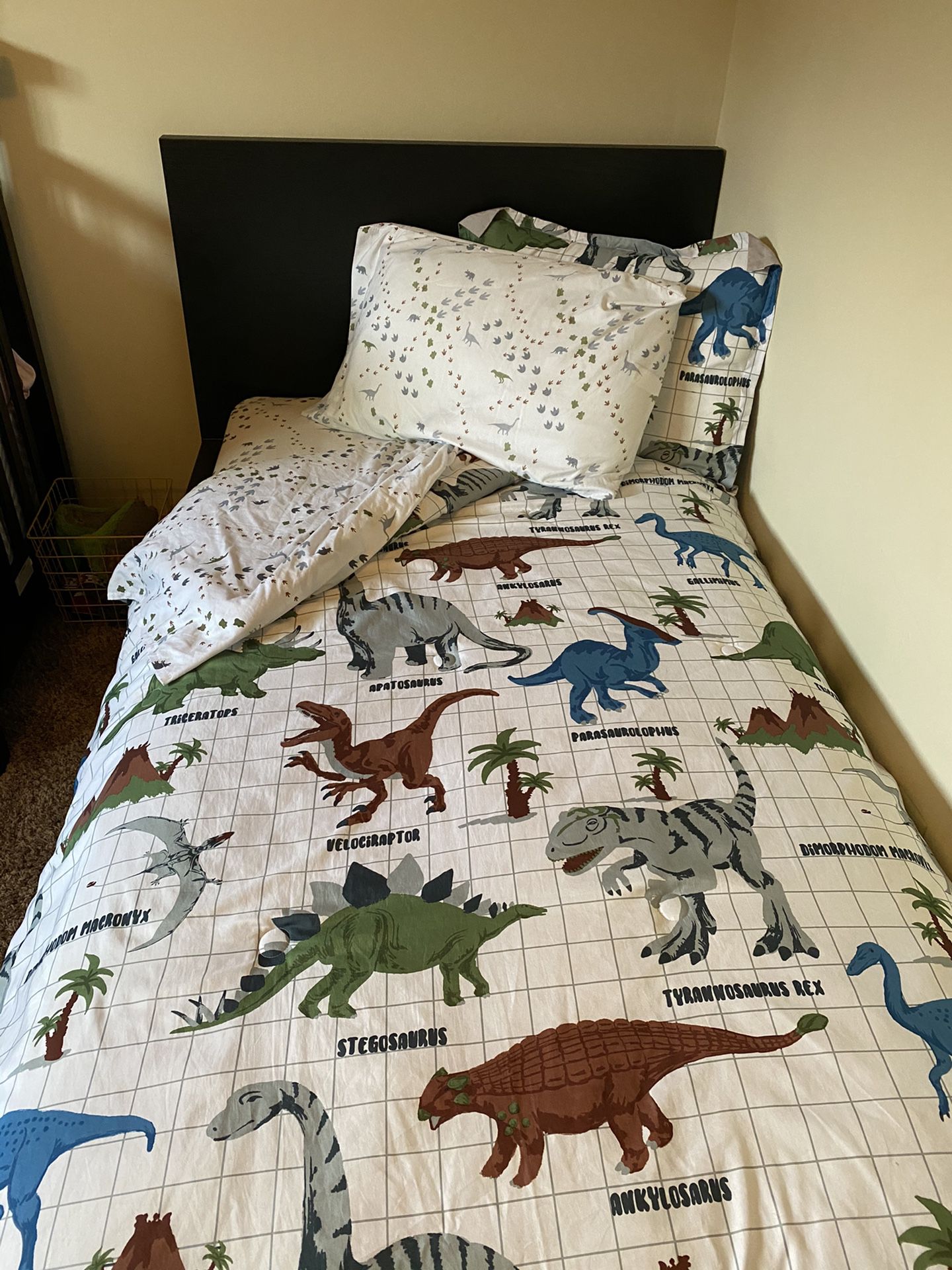 Dinosaur twin bedding with sheets