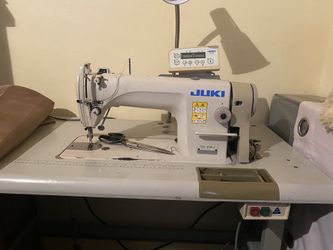Hola Vendo Una Máquina De Coser Juki En Buenas Condiciones