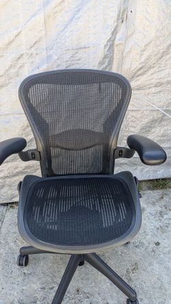 Aeron Chair by Herman Miller 2 dots (size B)