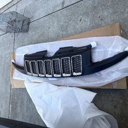 JEEP Grand Cherokee Front Grille NEW  in Box $100