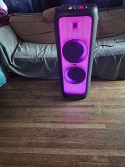 JBL PARTY BOX 1000  ESTA SPEAKER ES USADA TIENE RASPONES Y UN GOLPE COMO SE MUESTRA EN LA FOTO PERO NO LE PERGUDICA EN NADA SUENA EXELENTE