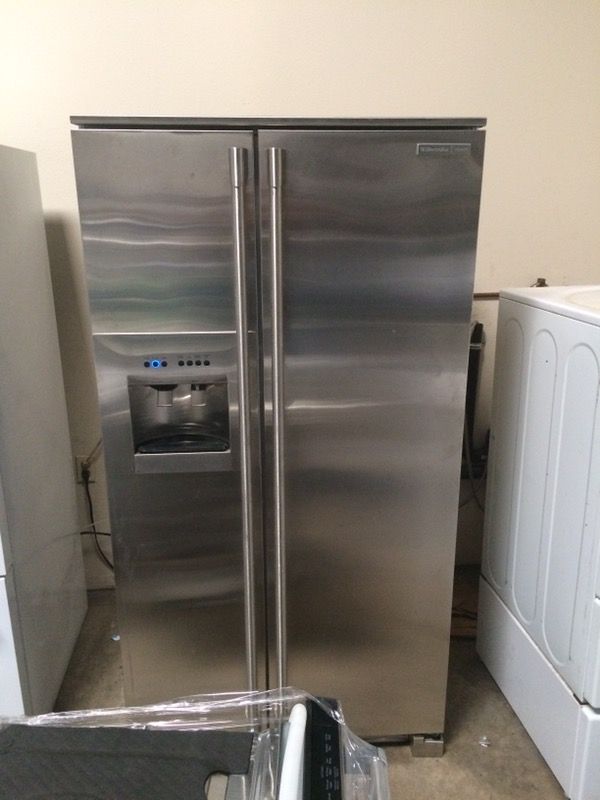 Electrolux ICON 22.6 cu. ft. Side-By-Side Refrigerator - Stainless Steel Counter Depth Model: E23CS78HPS LIKE NEW WITH WARRANTY CALLS OR TEXT DELI
