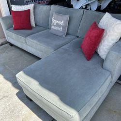 amazing condition gray sectional couch !!