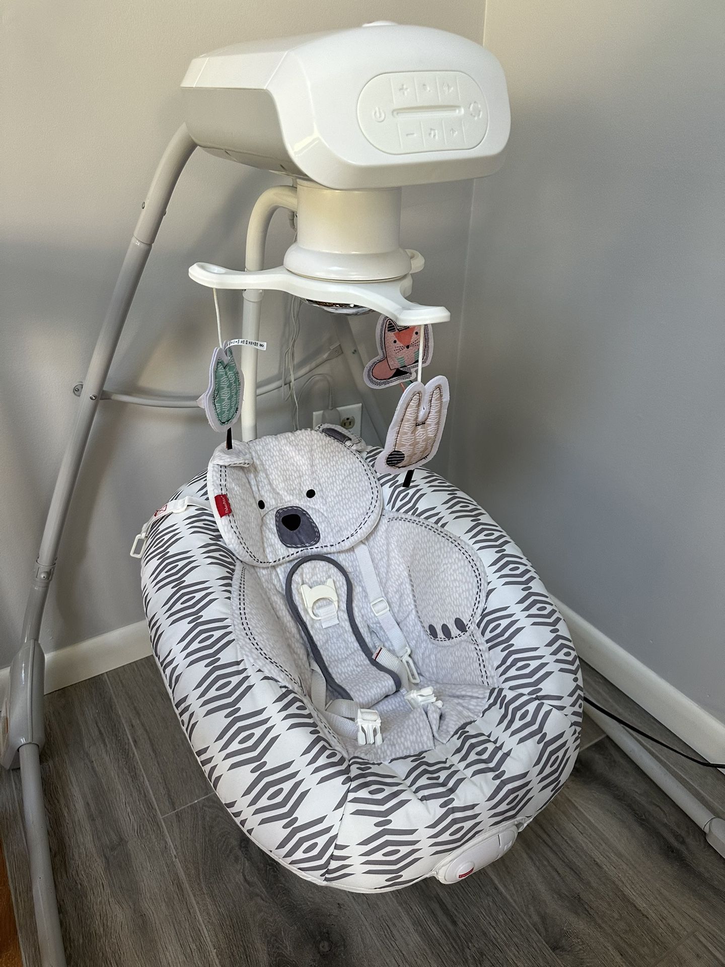 Fisher-Price Snugabear Hug Cradle 'N Swing with 6-Speeds