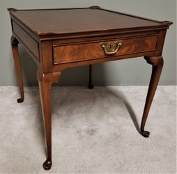 Classic WELLINGTON HALL Queen Anne Mahogany End Side Table with Flame Mahogany Front Drawer 19.9.22