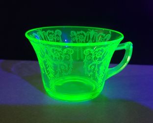 Beautiful Vintage Uranium Hazel Atlas Florentine Poppy Cup