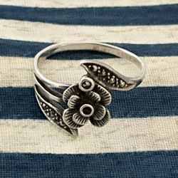 Vintage 925 Sterling Silver Marcasite Ring, Floral pattern with Rhineston Sz 7.5