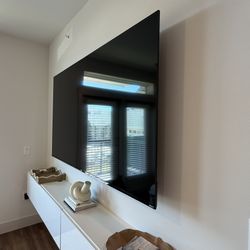75” Roku Tv Brand New With Wall Mount 