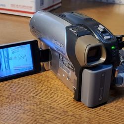 Hitachi VM-E110E 8mm Video Camera Recorder Package. Tested. Working

