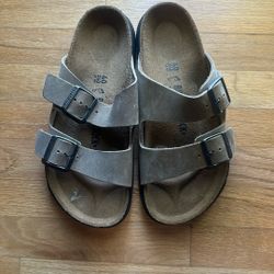 Brown Birkenstocks size 9, in women’s size 7 in men’s