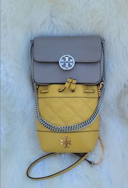 TORY BURCH Originales $140, por las dos.