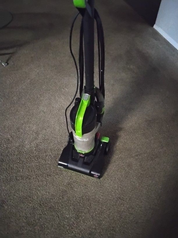 Bissell Vacuum Wors Like New.....store Price Was 150 I'm Selling 75. Cash Right Now Works Super P3rfect 