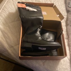 Woman Boots Size 8 1/2 (Black)