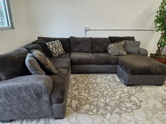 Ashley Furniture Sectional with ottoman
Delivery options available!