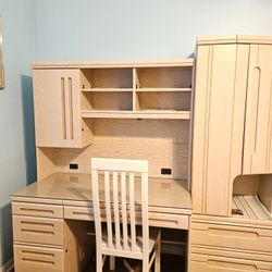 BEAUTIFUL LIGHT WOOD LIGHTED DESK LIKE NEW 