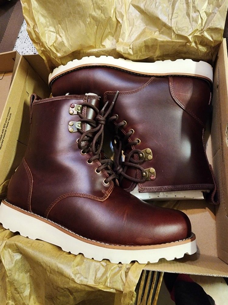 UGGS MEN'S BOOTS SIZE 8