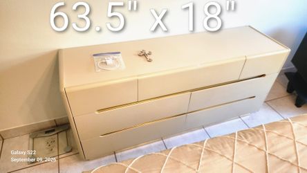 Bedroom furniture set