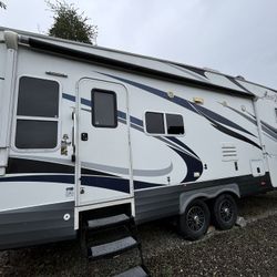 Artic Fox 5th Wheel 