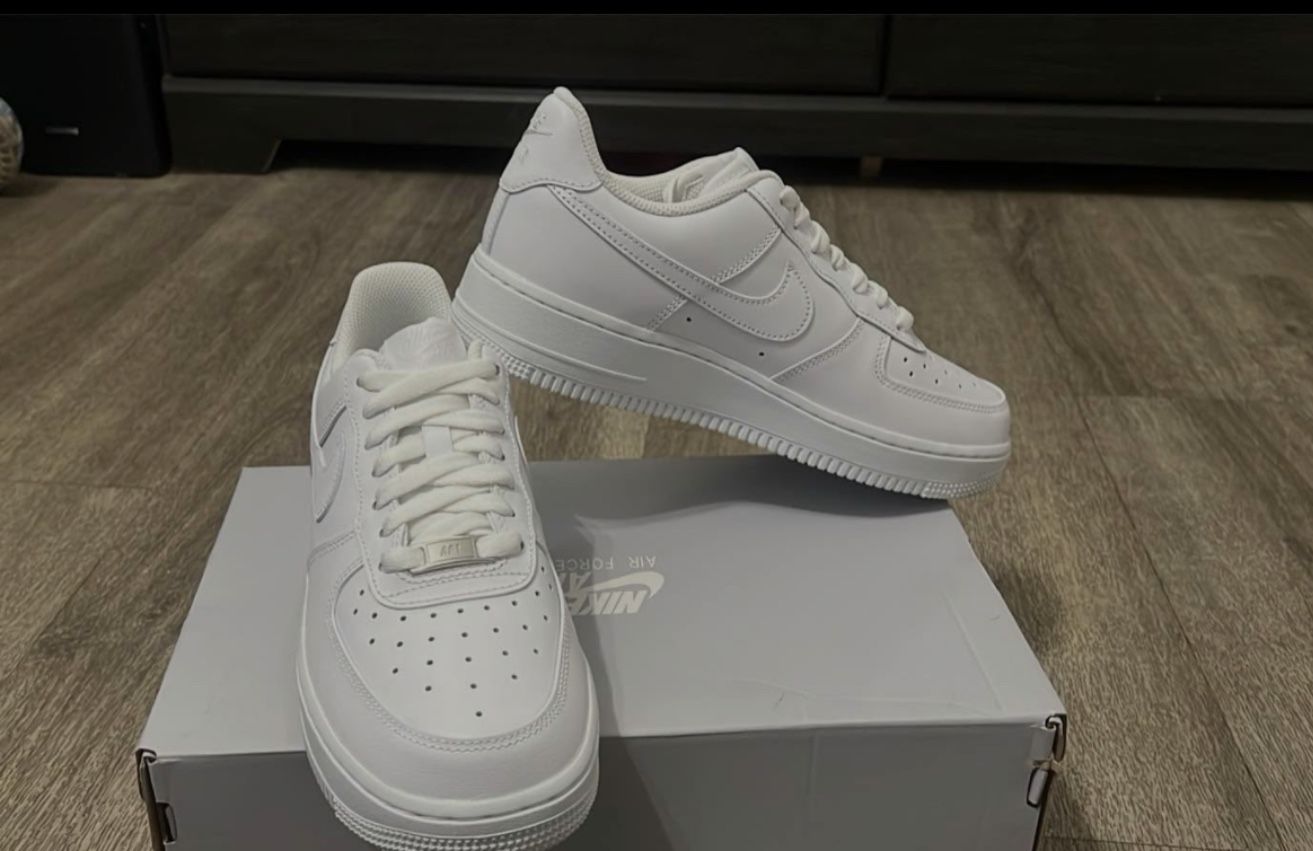 Size 7 in men’s 8.5 for woman