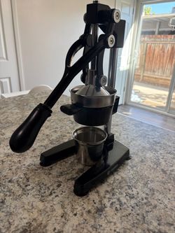 Manual orange juicer