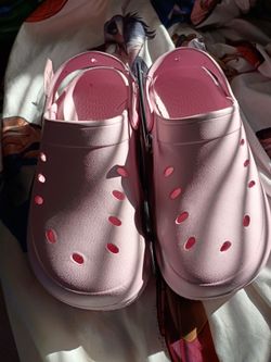 New women's pink clogs