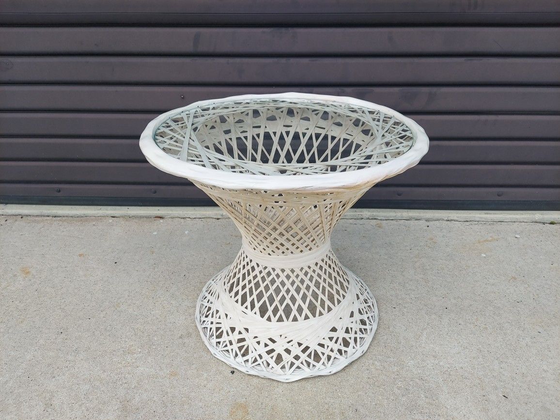 Mid Century Modern 1960'S Woodard Spun Fibreglass Side / End Table with Glass Top.