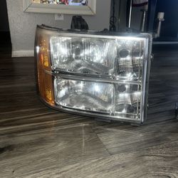 2010 GMC Sierra Headlights 