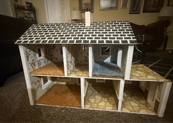 Charming dollhouse with multiple 6 rooms, 1 patio and detailed interior. 34'x 23"x13"