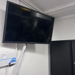 Flat Screen, Led Tv Or Computer Monitor 32 Inch  