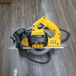DEWALT DWE575SBR 7-1/4" Circular Saw Kit w/ Electric Brake