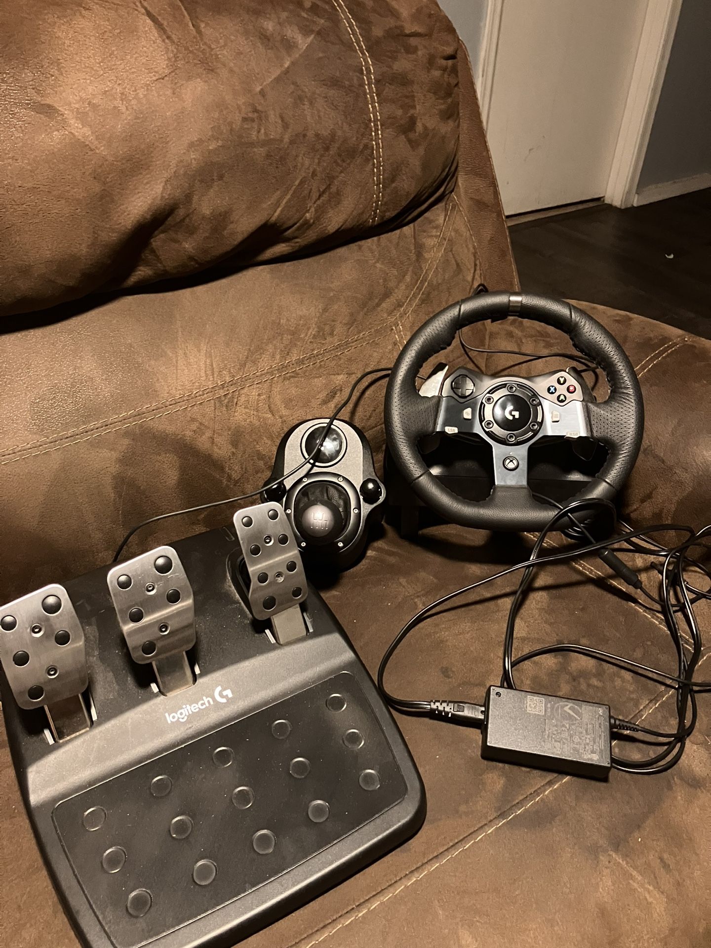 Logitech G920 Driving Sterling Wheel Set With Pedals AND Shifter