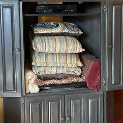 Enclosed Corner TV Hutch 