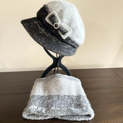 women's Hat (fleece lined inner) Neck warmer set never worn new